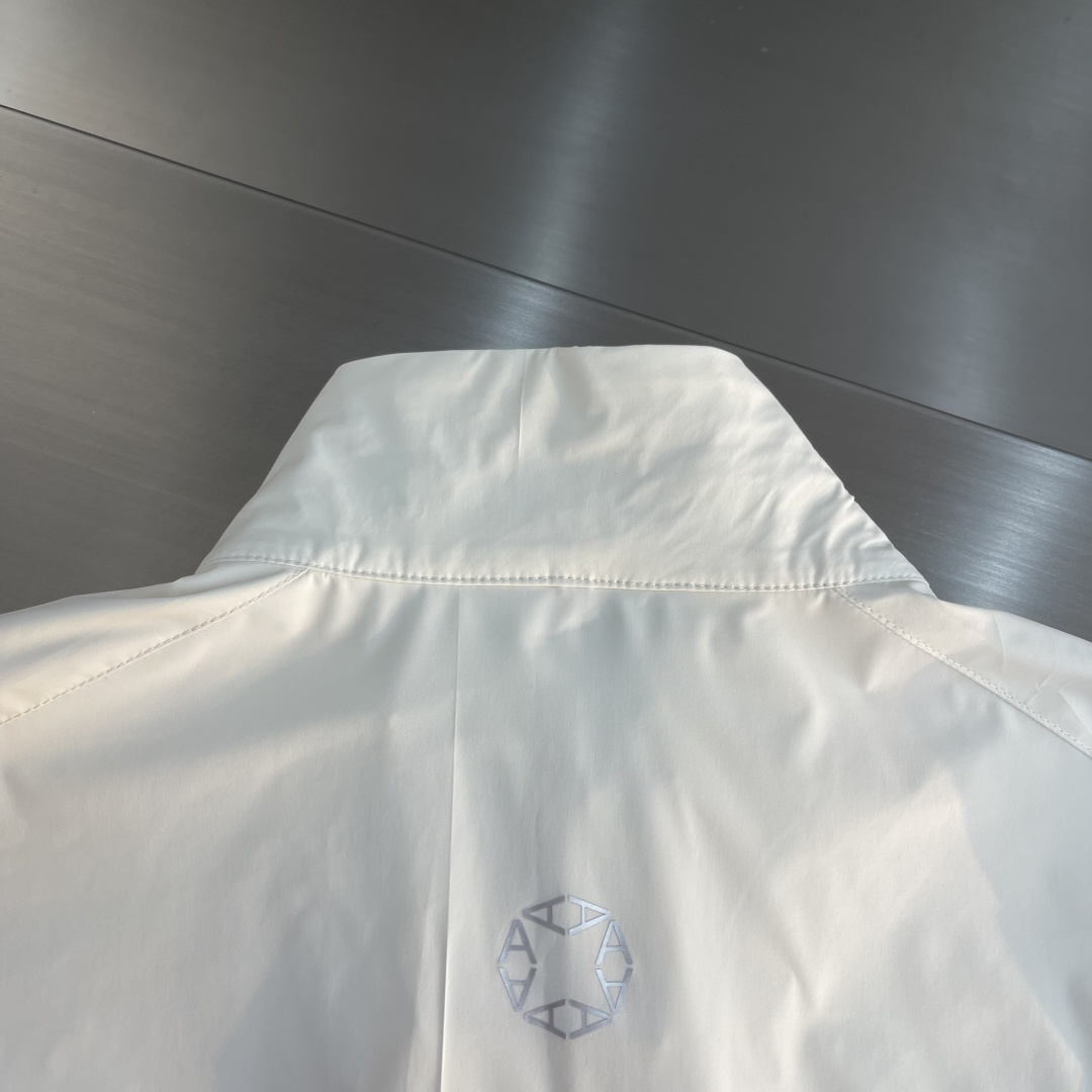 -mon 26年春季新款夹克非常柔软顺滑有垂感，面料牢固结实，挑选的新型面料环保可持续性使用。均为高密度