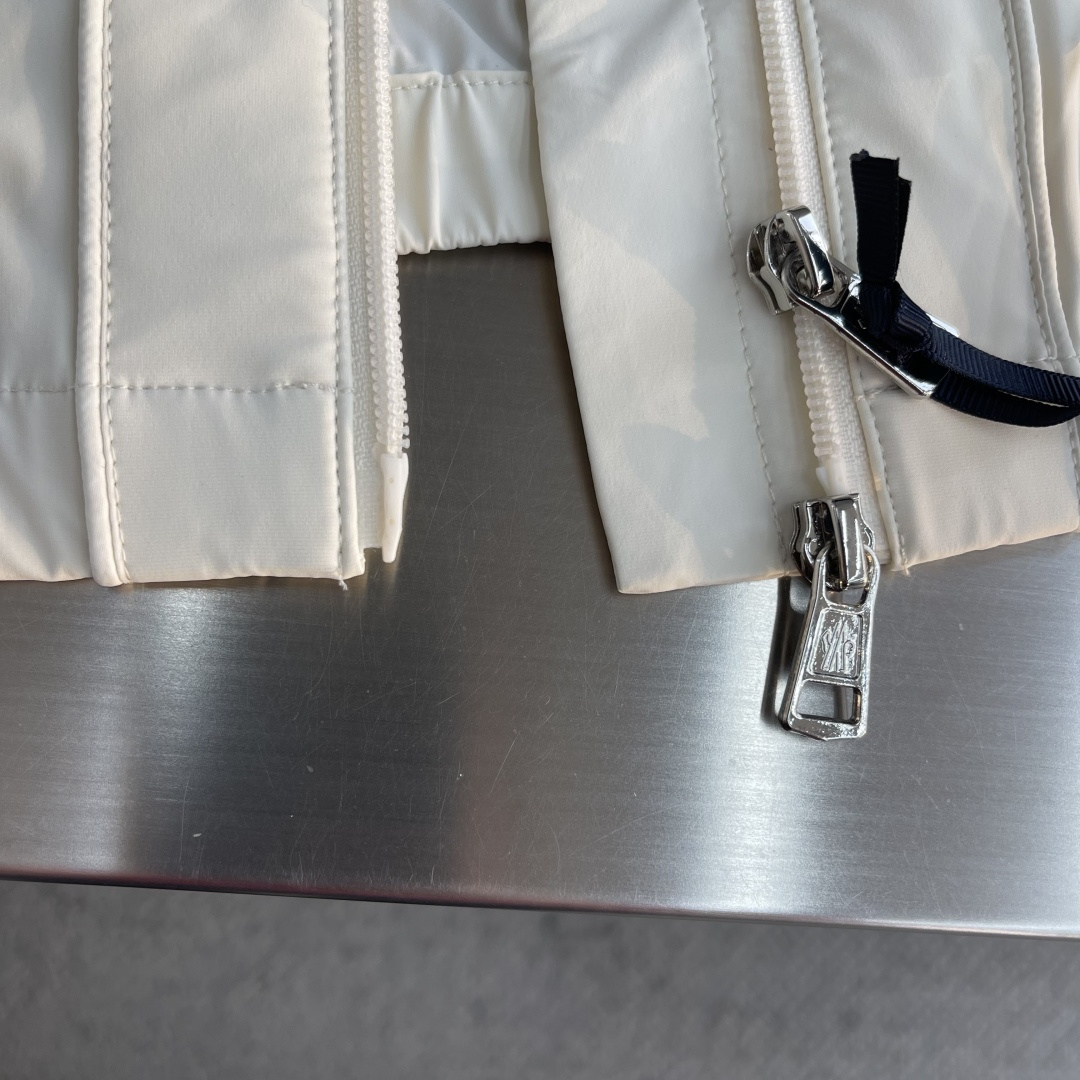 -mon 26年春季新款夹克非常柔软顺滑有垂感，面料牢固结实，挑选的新型面料环保可持续性使用。均为高密度