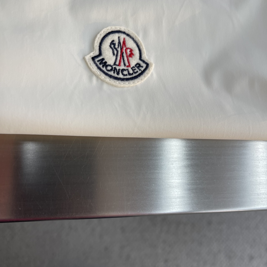 -mon 26年春季新款夹克非常柔软顺滑有垂感，面料牢固结实，挑选的新型面料环保可持续性使用。均为高密度