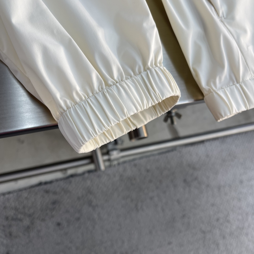 -mon 26年春季新款夹克非常柔软顺滑有垂感，面料牢固结实，挑选的新型面料环保可持续性使用。均为高密度