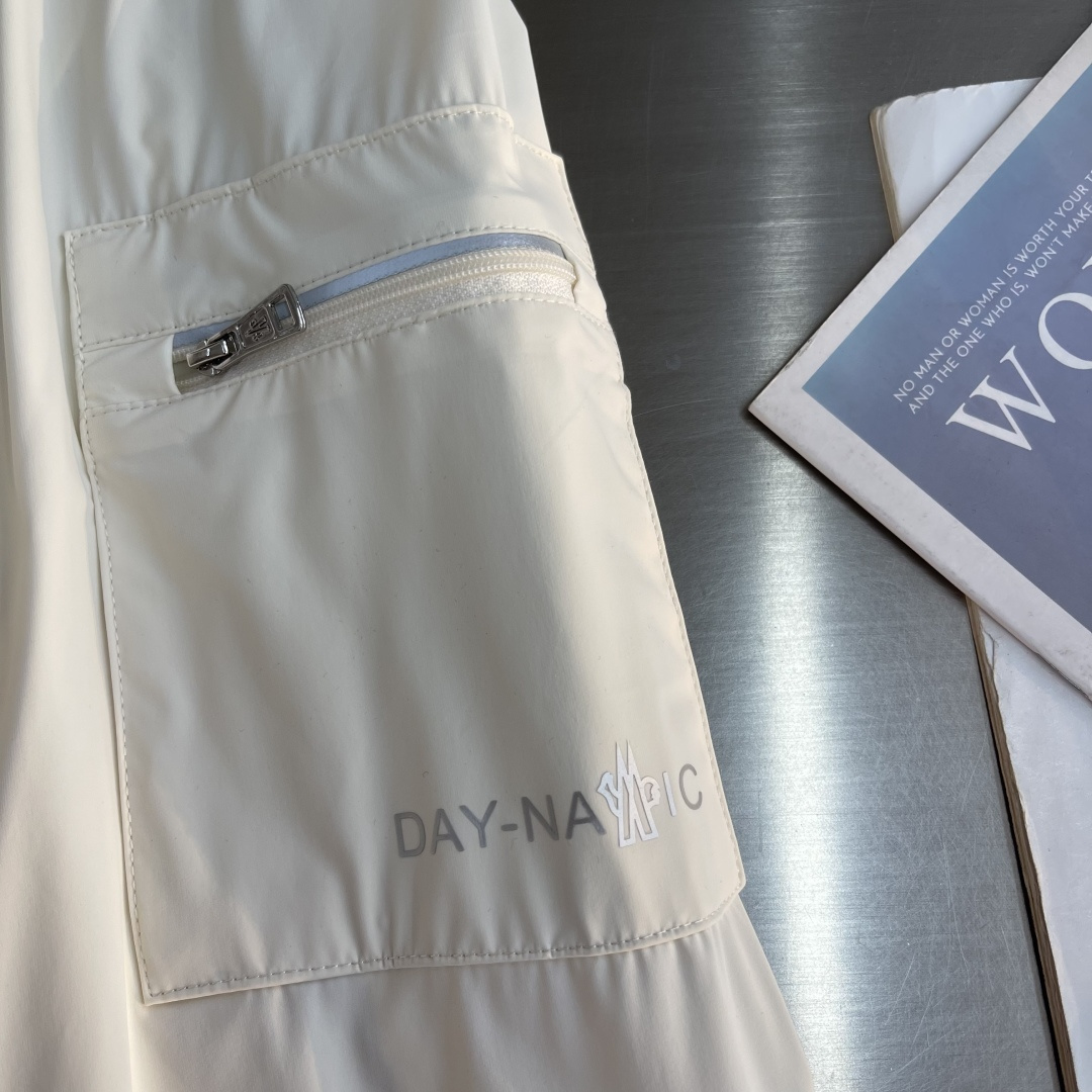 -mon 26年春季新款夹克非常柔软顺滑有垂感，面料牢固结实，挑选的新型面料环保可持续性使用。均为高密度