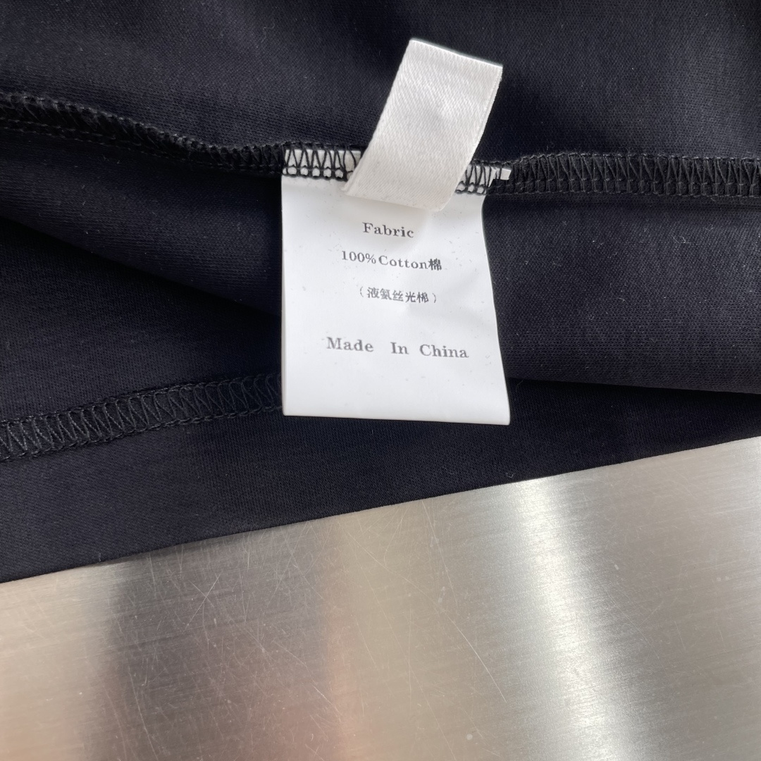 -THE ROW2026早春新款纯棉亨利领长袖T恤，简约休闲百搭款，上身有型帅气十足，早秋不可或缺的时尚