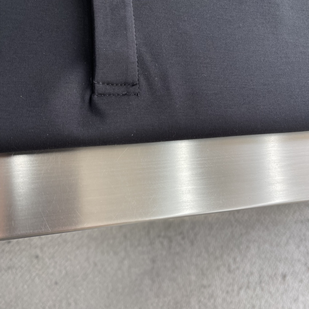 -THE ROW2026早春新款纯棉亨利领长袖T恤，简约休闲百搭款，上身有型帅气十足，早秋不可或缺的时尚