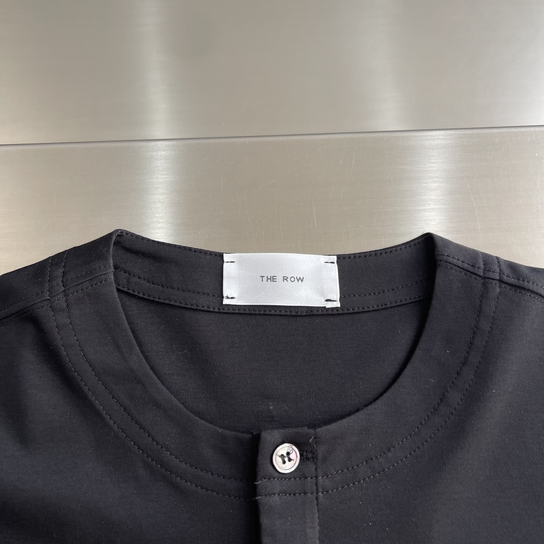 -THE ROW2026早春新款纯棉亨利领长袖T恤，简约休闲百搭款，上身有型帅气十足，早秋不可或缺的时尚