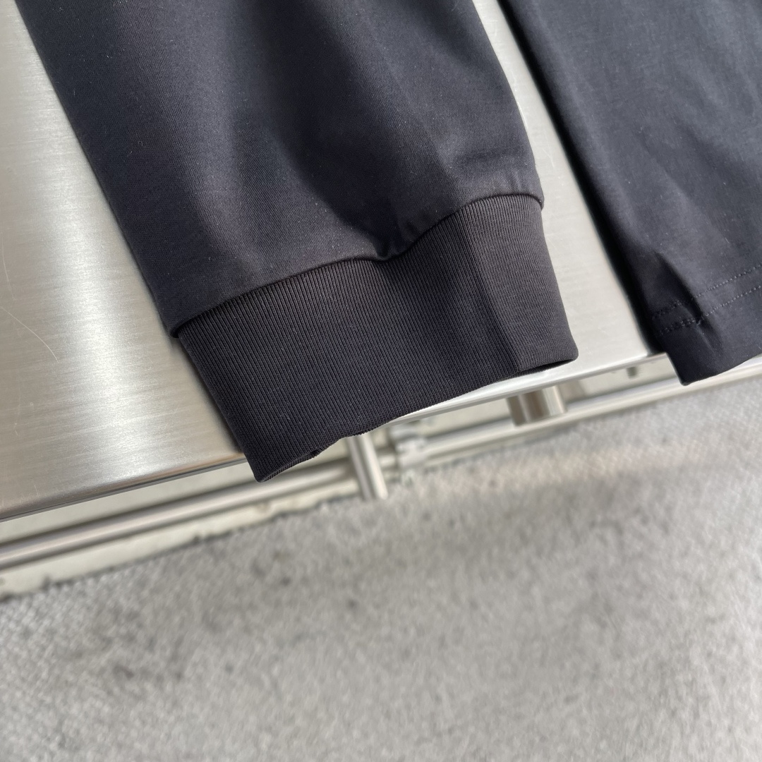 -THE ROW2026早春新款纯棉亨利领长袖T恤，简约休闲百搭款，上身有型帅气十足，早秋不可或缺的时尚