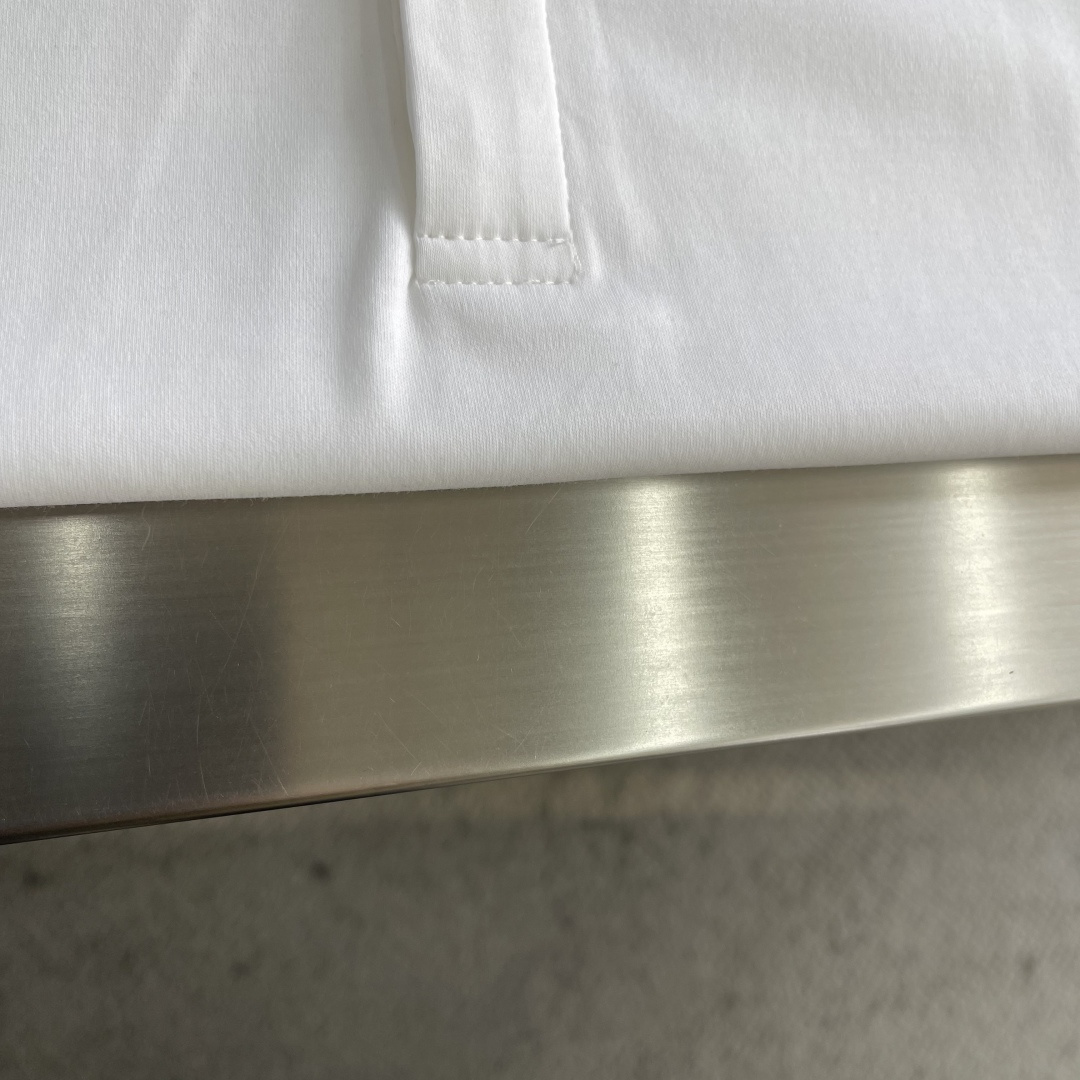 -THE ROW2026早春新款纯棉亨利领长袖T恤，简约休闲百搭款，上身有型帅气十足，早秋不可或缺的时尚