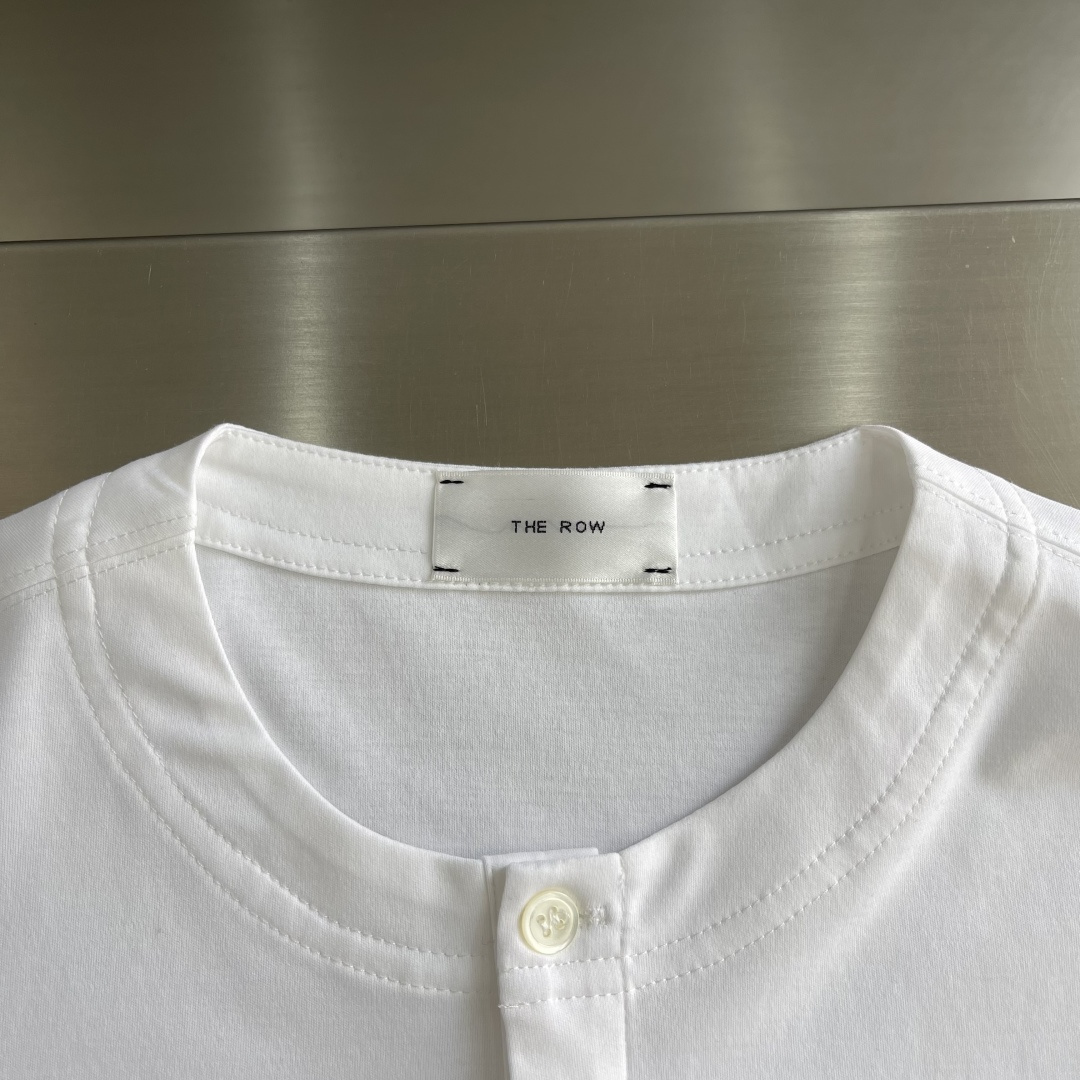 -THE ROW2026早春新款纯棉亨利领长袖T恤，简约休闲百搭款，上身有型帅气十足，早秋不可或缺的时尚
