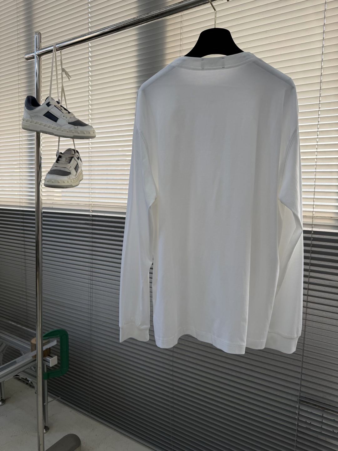 -THE ROW2026早春新款纯棉亨利领长袖T恤，简约休闲百搭款，上身有型帅气十足，早秋不可或缺的时尚