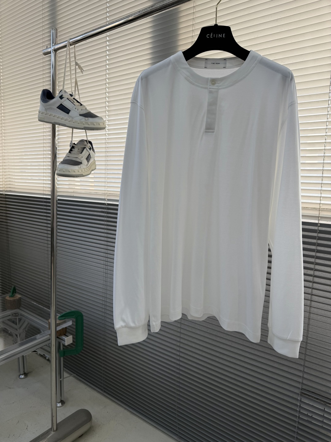 -THE ROW2026早春新款纯棉亨利领长袖T恤，简约休闲百搭款，上身有型帅气十足，早秋不可或缺的时尚
