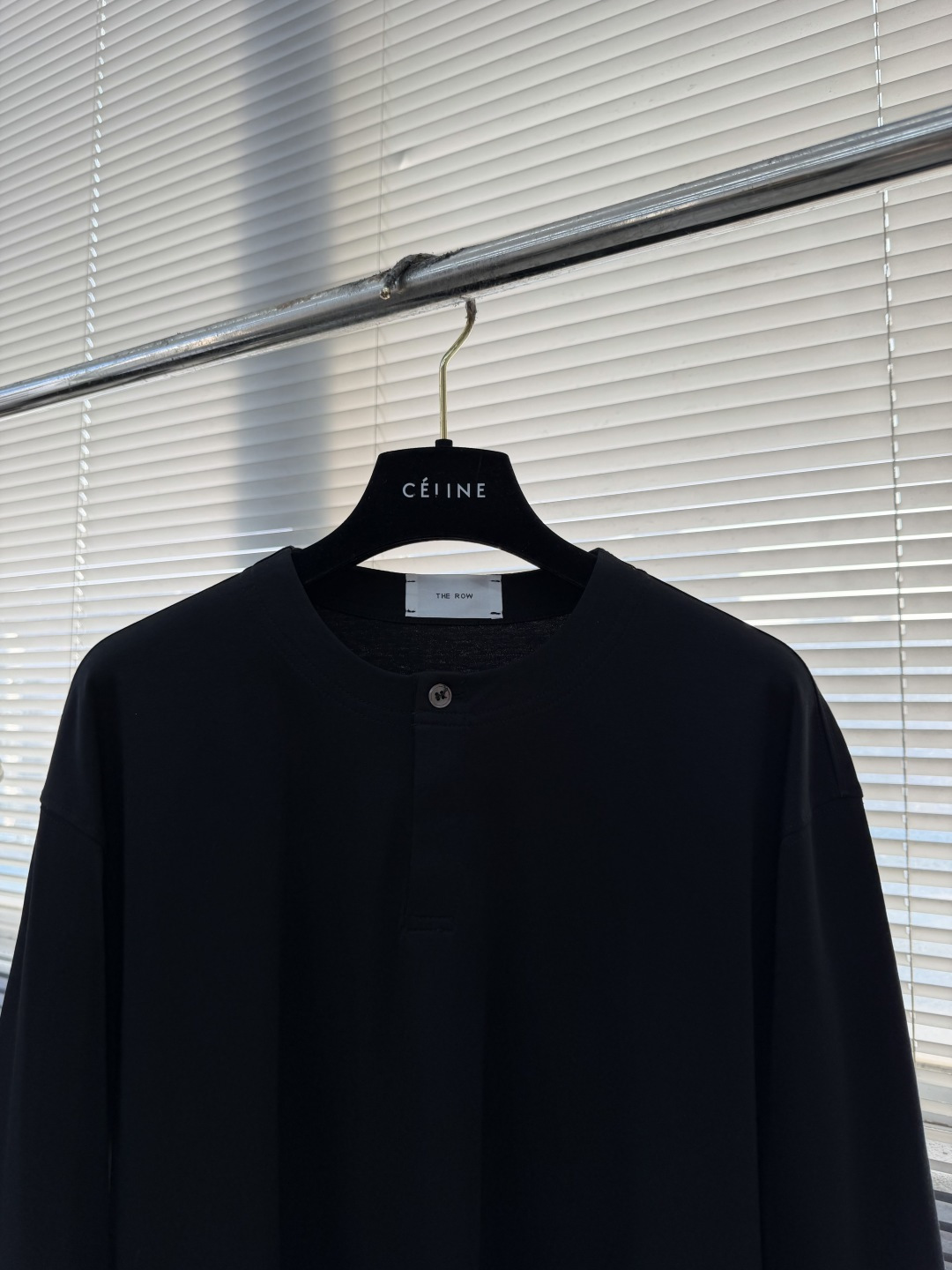 -THE ROW2026早春新款纯棉亨利领长袖T恤，简约休闲百搭款，上身有型帅气十足，早秋不可或缺的时尚