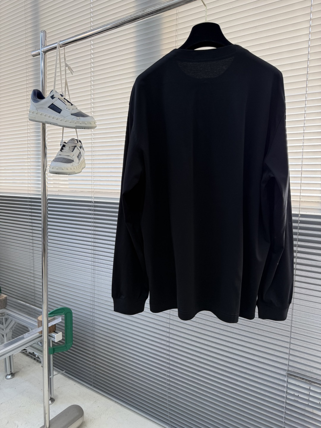 -THE ROW2026早春新款纯棉亨利领长袖T恤，简约休闲百搭款，上身有型帅气十足，早秋不可或缺的时尚