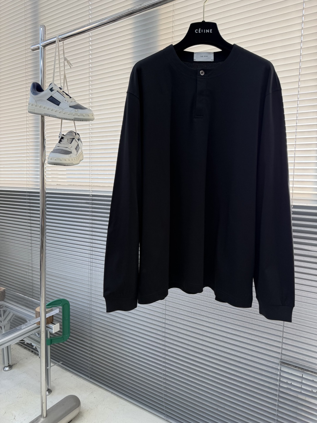 -THE ROW2026早春新款纯棉亨利领长袖T恤，简约休闲百搭款，上身有型帅气十足，早秋不可或缺的时尚