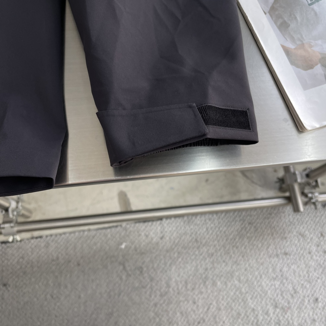 -迪桑特 连帽男女同款款软壳夹克外套，面料微弹力。简单大方，休闲百搭，不分年龄段穿着。具有更高的舒适性和