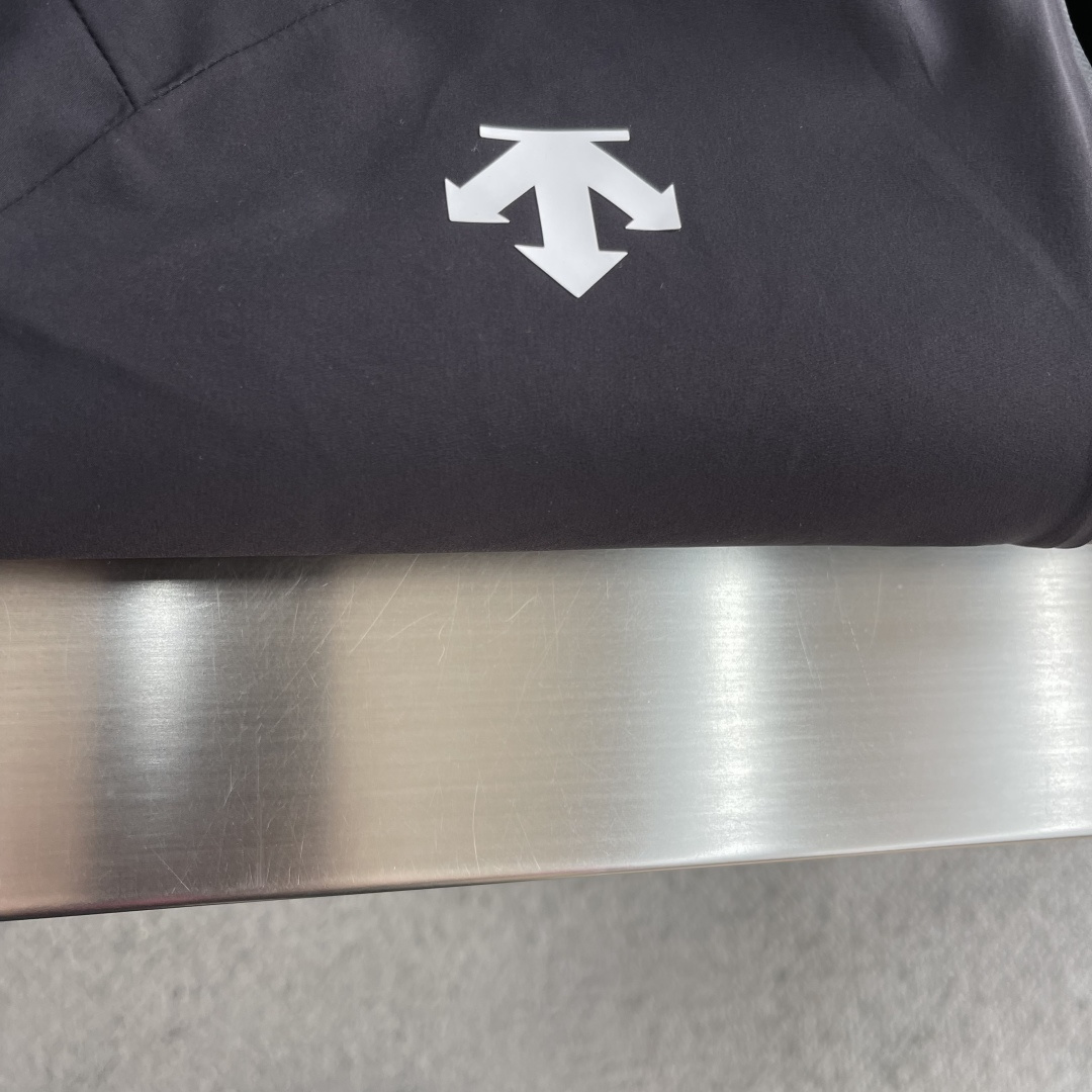 -迪桑特 连帽男女同款款软壳夹克外套，面料微弹力。简单大方，休闲百搭，不分年龄段穿着。具有更高的舒适性和