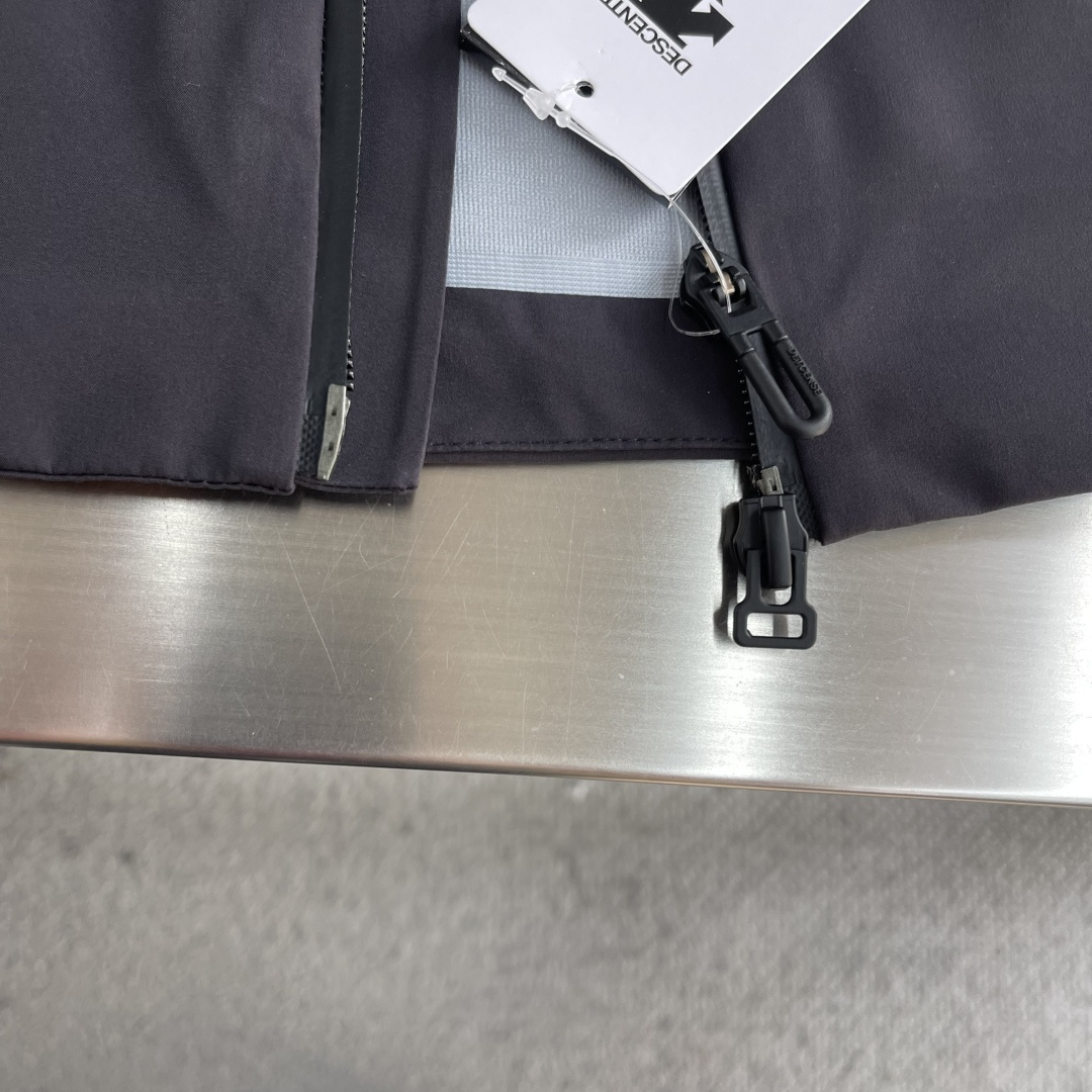 -迪桑特 连帽男女同款款软壳夹克外套，面料微弹力。简单大方，休闲百搭，不分年龄段穿着。具有更高的舒适性和