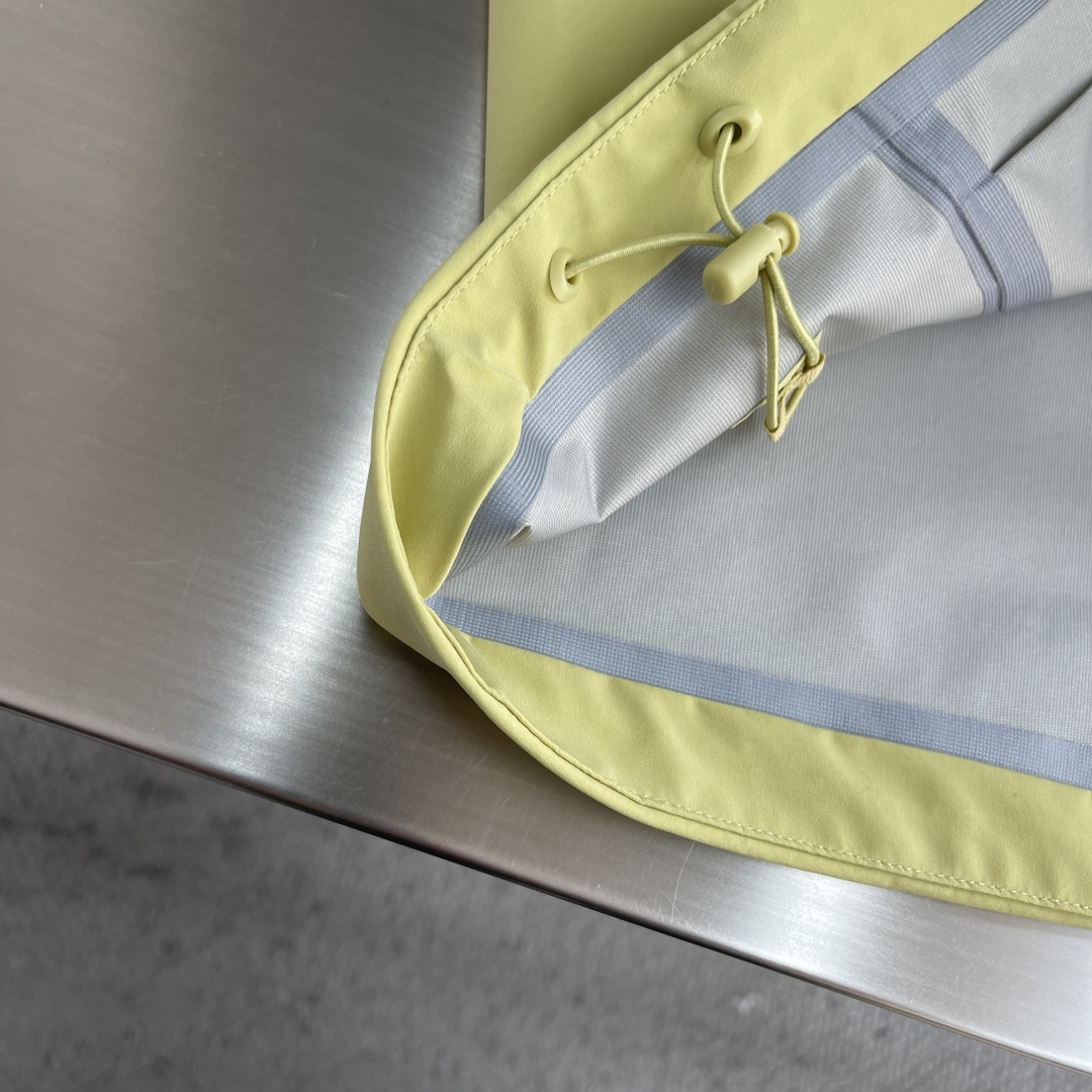 -迪桑特 连帽男女同款款软壳夹克外套，面料微弹力。简单大方，休闲百搭，不分年龄段穿着。具有更高的舒适性和