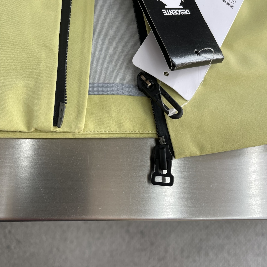 -迪桑特 连帽男女同款款软壳夹克外套，面料微弹力。简单大方，休闲百搭，不分年龄段穿着。具有更高的舒适性和