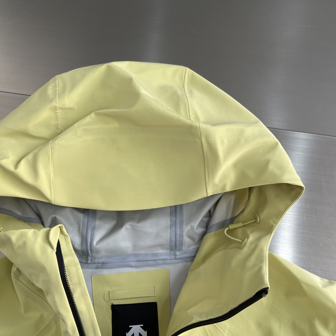 -迪桑特 连帽男女同款款软壳夹克外套，面料微弹力。简单大方，休闲百搭，不分年龄段穿着。具有更高的舒适性和