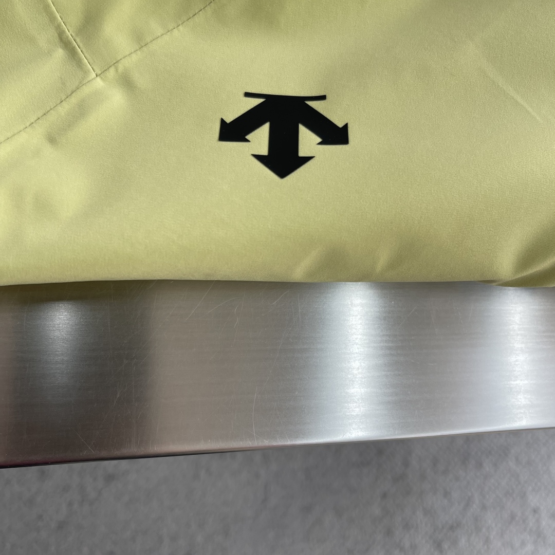 -迪桑特 连帽男女同款款软壳夹克外套，面料微弹力。简单大方，休闲百搭，不分年龄段穿着。具有更高的舒适性和