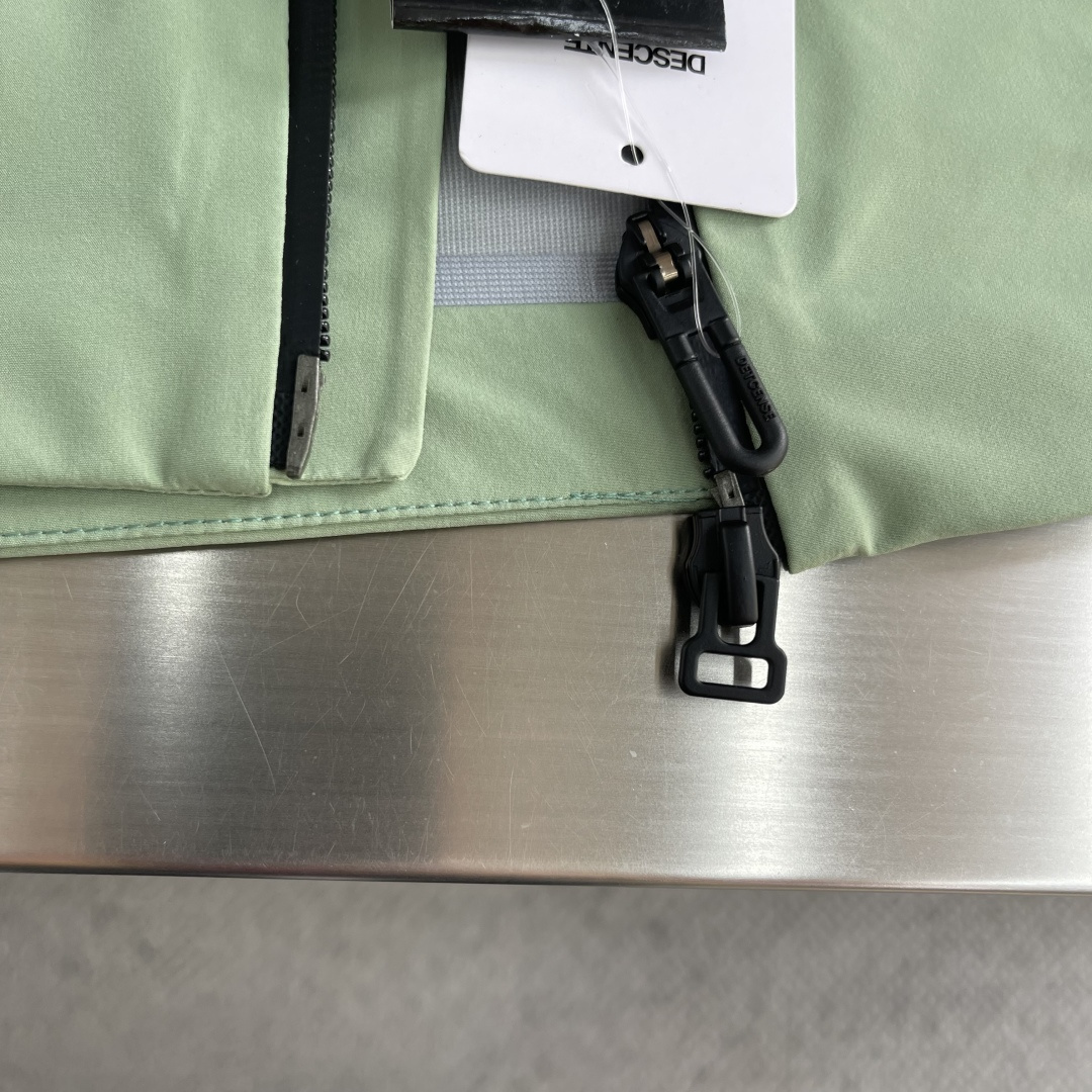 -迪桑特 连帽男女同款款软壳夹克外套，面料微弹力。简单大方，休闲百搭，不分年龄段穿着。具有更高的舒适性和