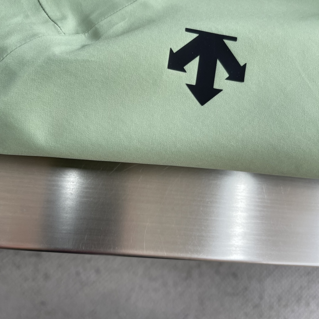 -迪桑特 连帽男女同款款软壳夹克外套，面料微弹力。简单大方，休闲百搭，不分年龄段穿着。具有更高的舒适性和