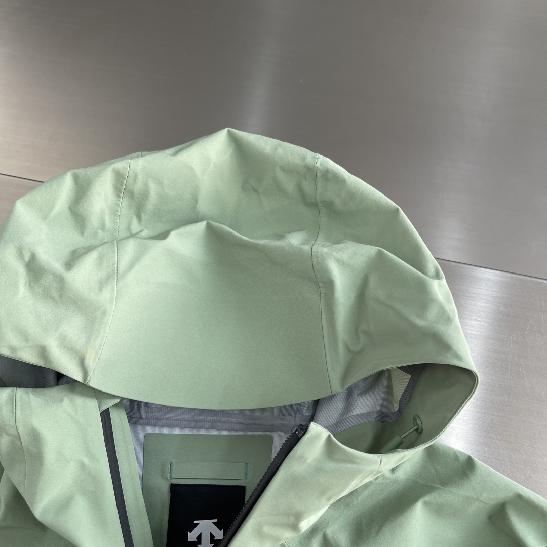 -迪桑特 连帽男女同款款软壳夹克外套，面料微弹力。简单大方，休闲百搭，不分年龄段穿着。具有更高的舒适性和