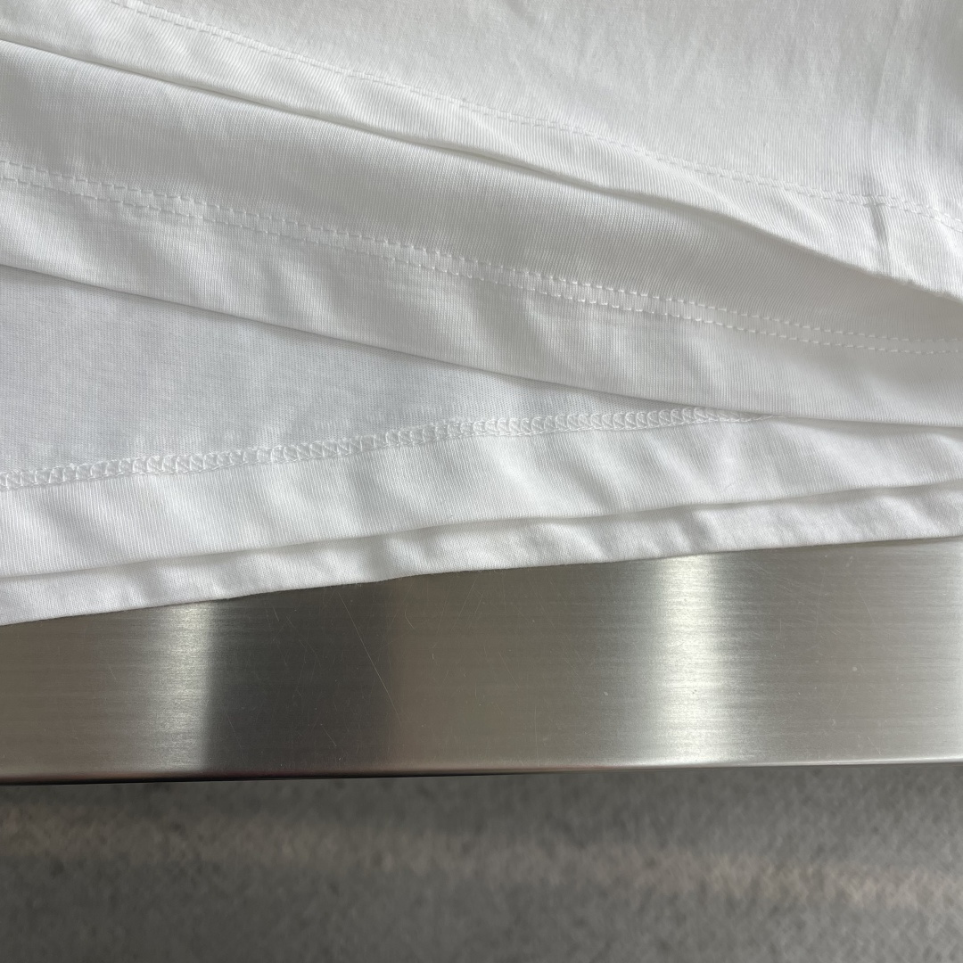 -CELIN 双层印花字母标识短袖采用50支双股与50支爽棉。螺纹搭配1*1配套索罗娜。印花采用胶浆印花