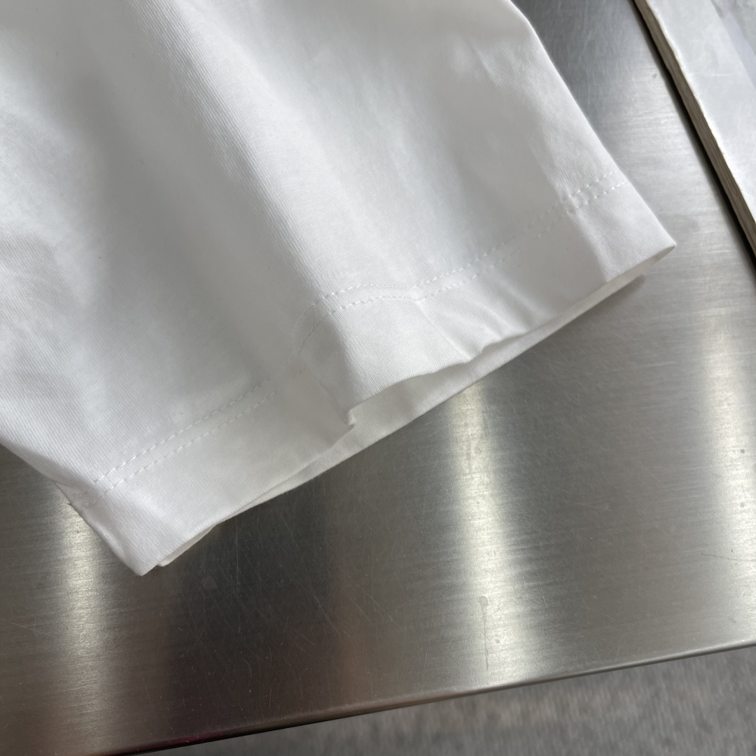 -CELIN 双层印花字母标识短袖采用50支双股与50支爽棉。螺纹搭配1*1配套索罗娜。印花采用胶浆印花