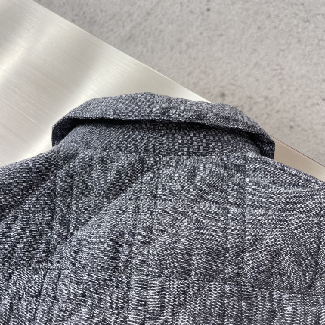 -Dio 饰刺绣章衬衫式外套选用100%棉打造而成，面料厚实，触摸起来柔软平整，能留存更多静止空气，有效