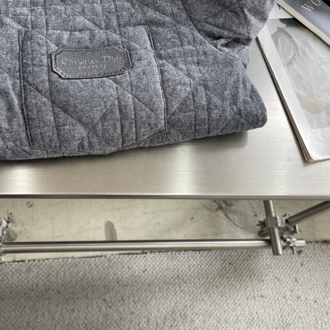 -Dio 饰刺绣章衬衫式外套选用100%棉打造而成，面料厚实，触摸起来柔软平整，能留存更多静止空气，有效