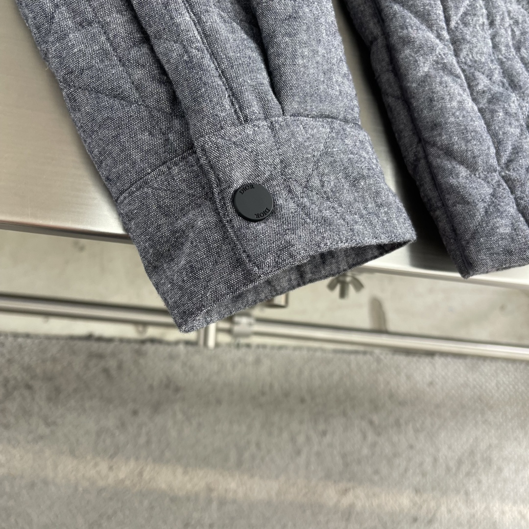 -Dio 饰刺绣章衬衫式外套选用100%棉打造而成，面料厚实，触摸起来柔软平整，能留存更多静止空气，有效