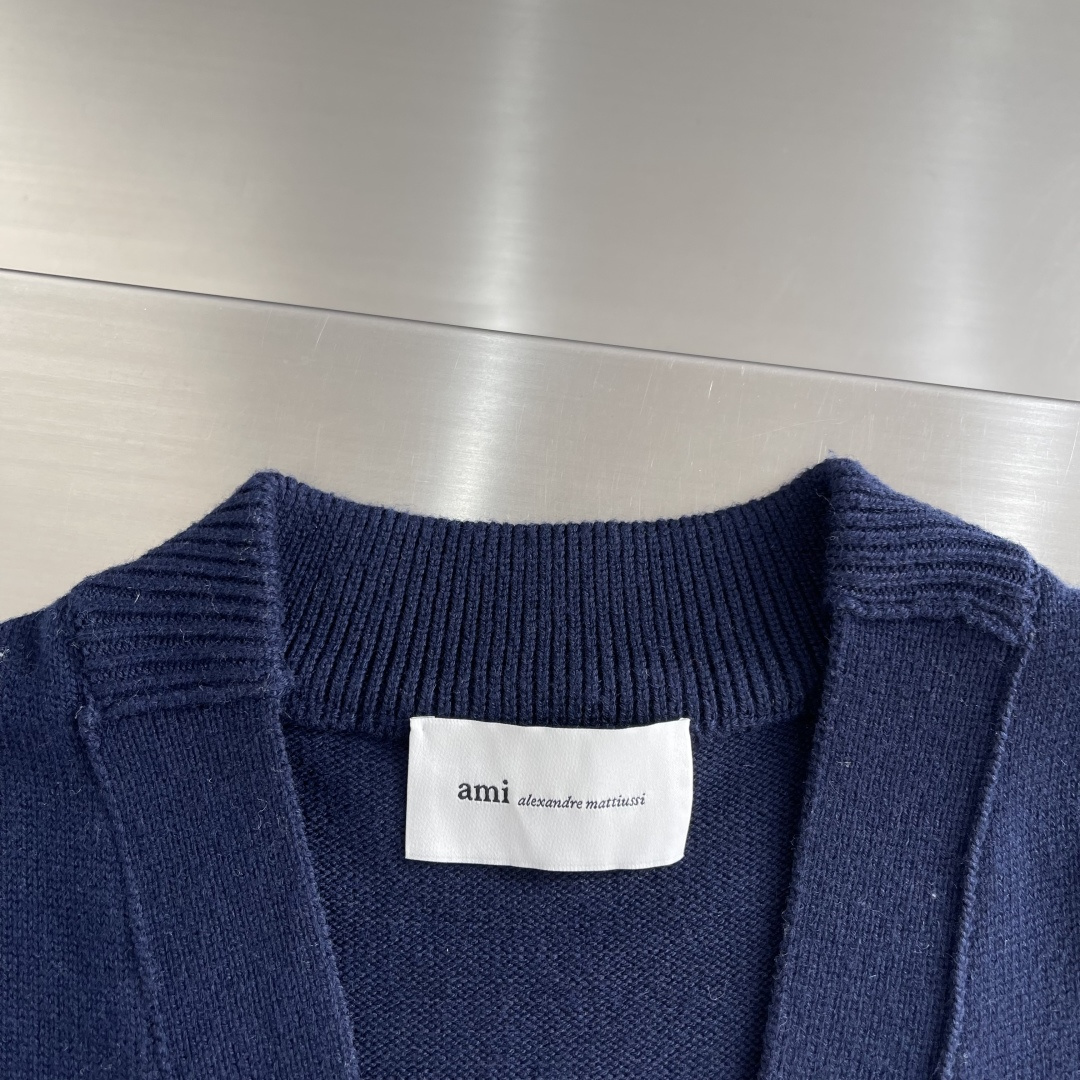 -Ami 爱心提花开衫精选羊毛+棉和锦纶氨纶的四维混纺纱线，每一缕纱线都经过“三重复合捻制”工艺，羊毛提