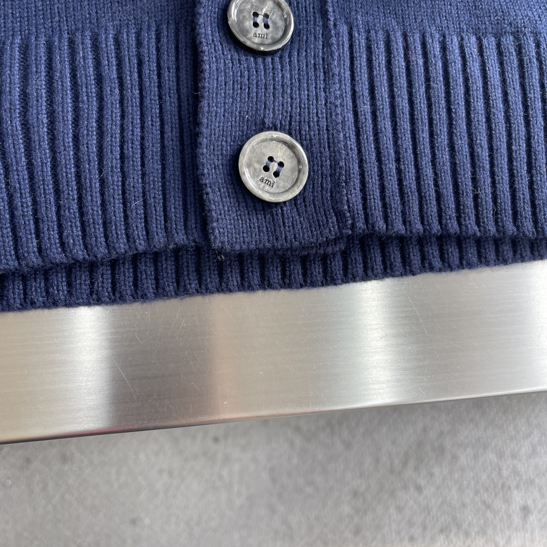 -Ami 爱心提花开衫精选羊毛+棉和锦纶氨纶的四维混纺纱线，每一缕纱线都经过“三重复合捻制”工艺，羊毛提