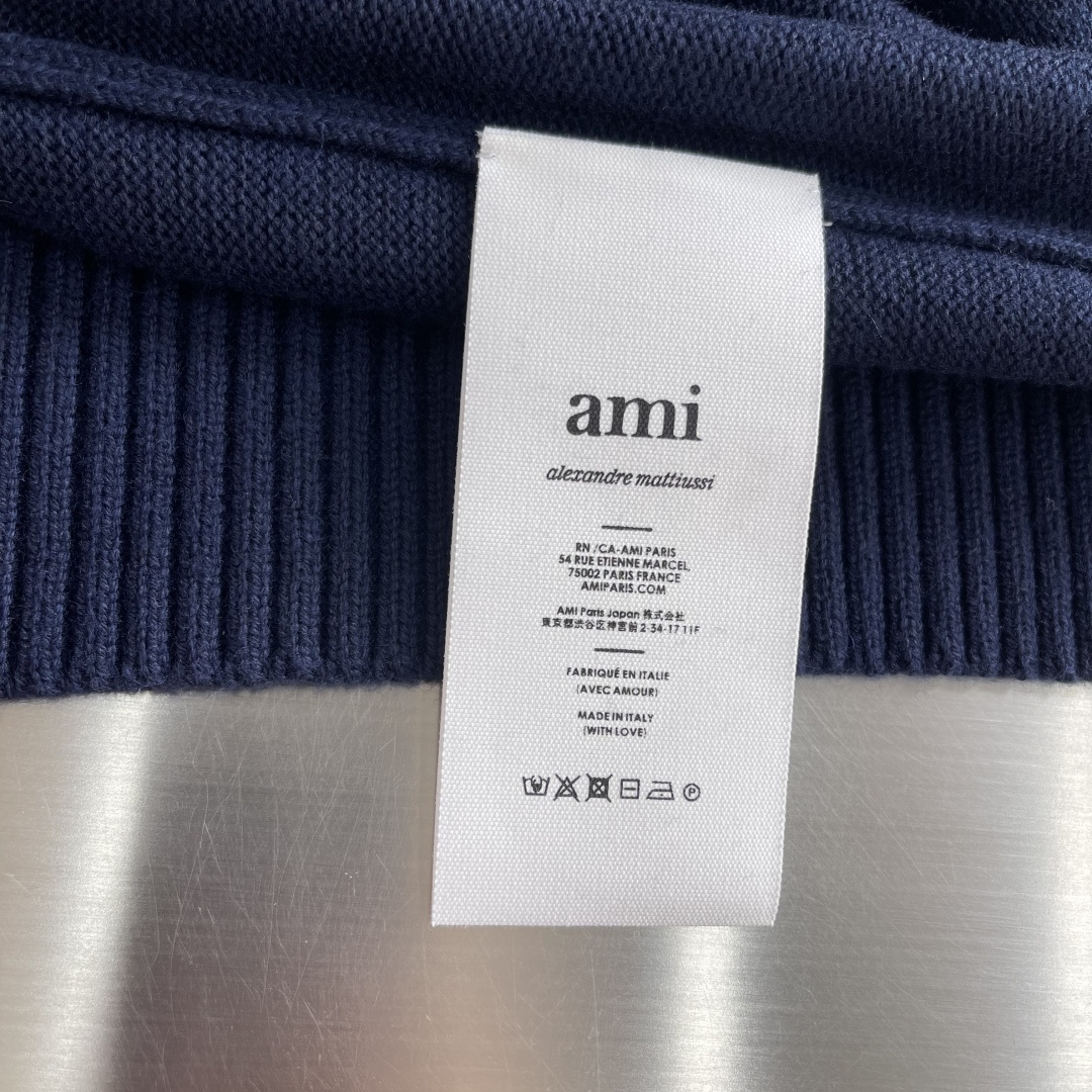 -Ami 爱心提花开衫精选羊毛+棉和锦纶氨纶的四维混纺纱线，每一缕纱线都经过“三重复合捻制”工艺，羊毛提