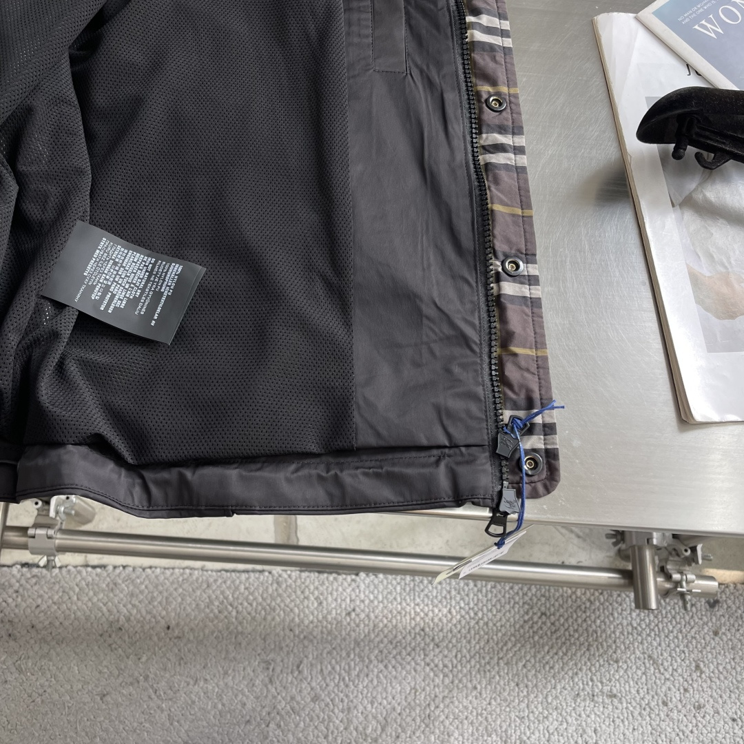 -BBR 26年春季夹克高定专柜面料辅料，透气舒适度高，细节无可挑剔，做工考究工艺复杂，内里搭配经典格纹