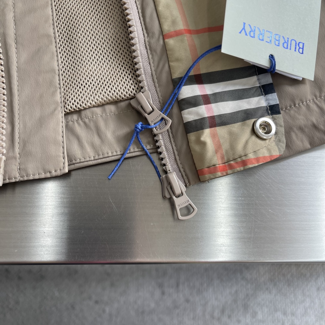 -BBR 26年春季夹克高定专柜面料辅料，透气舒适度高，细节无可挑剔，做工考究工艺复杂，内里搭配经典格纹