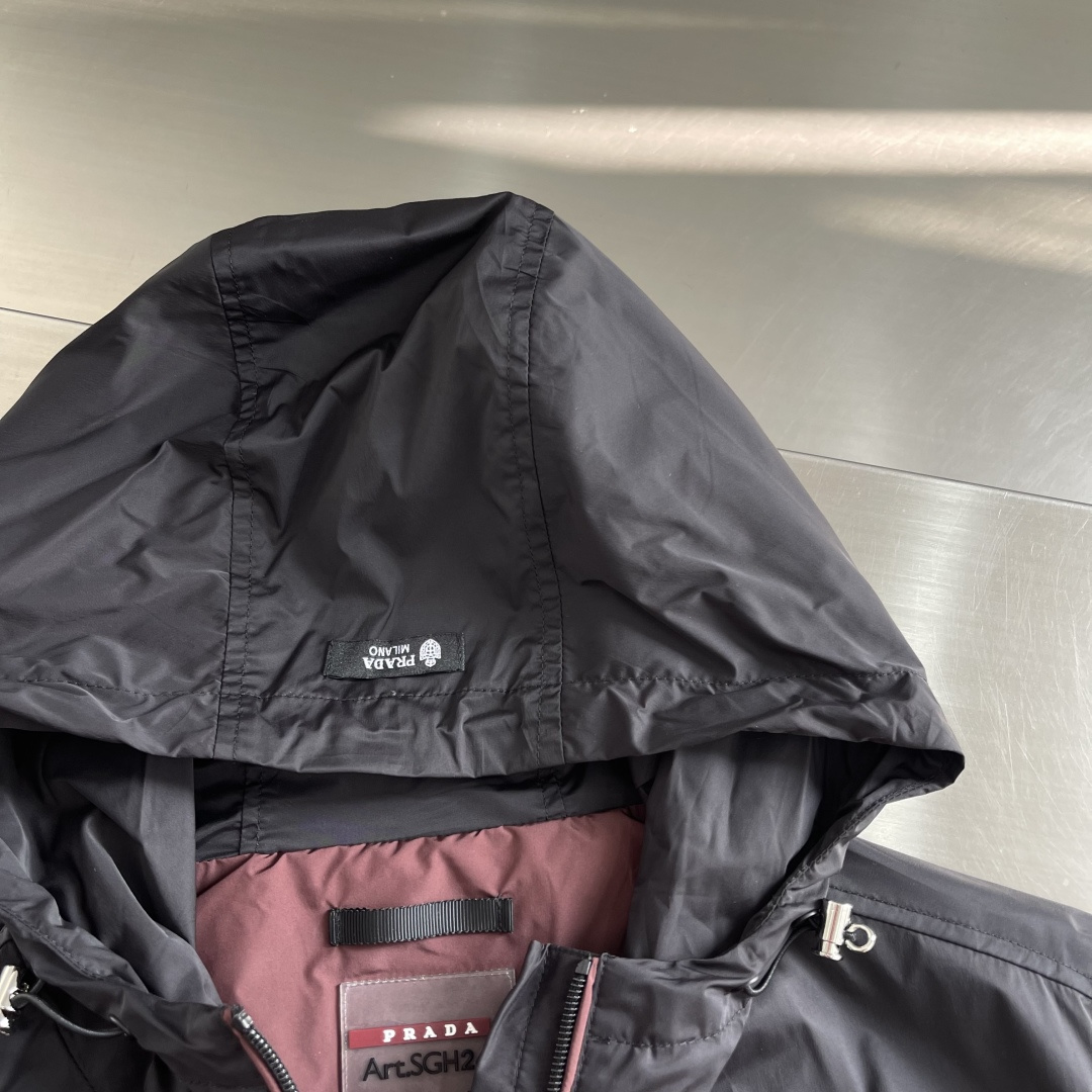 -2026年春款上新PRAD 26年春季新款夹克最新设计款品相非常完美，三标齐全出彩的设计，轻松将时髦感