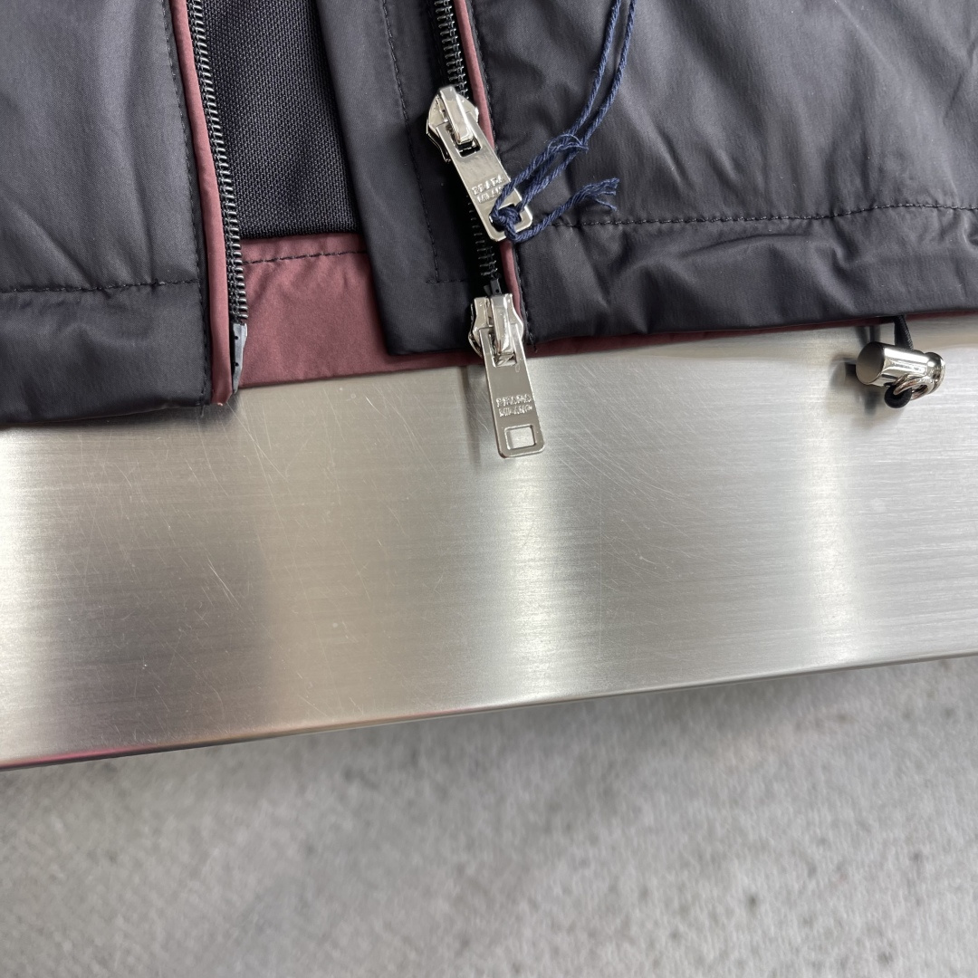 -2026年春款上新PRAD 26年春季新款夹克最新设计款品相非常完美，三标齐全出彩的设计，轻松将时髦感