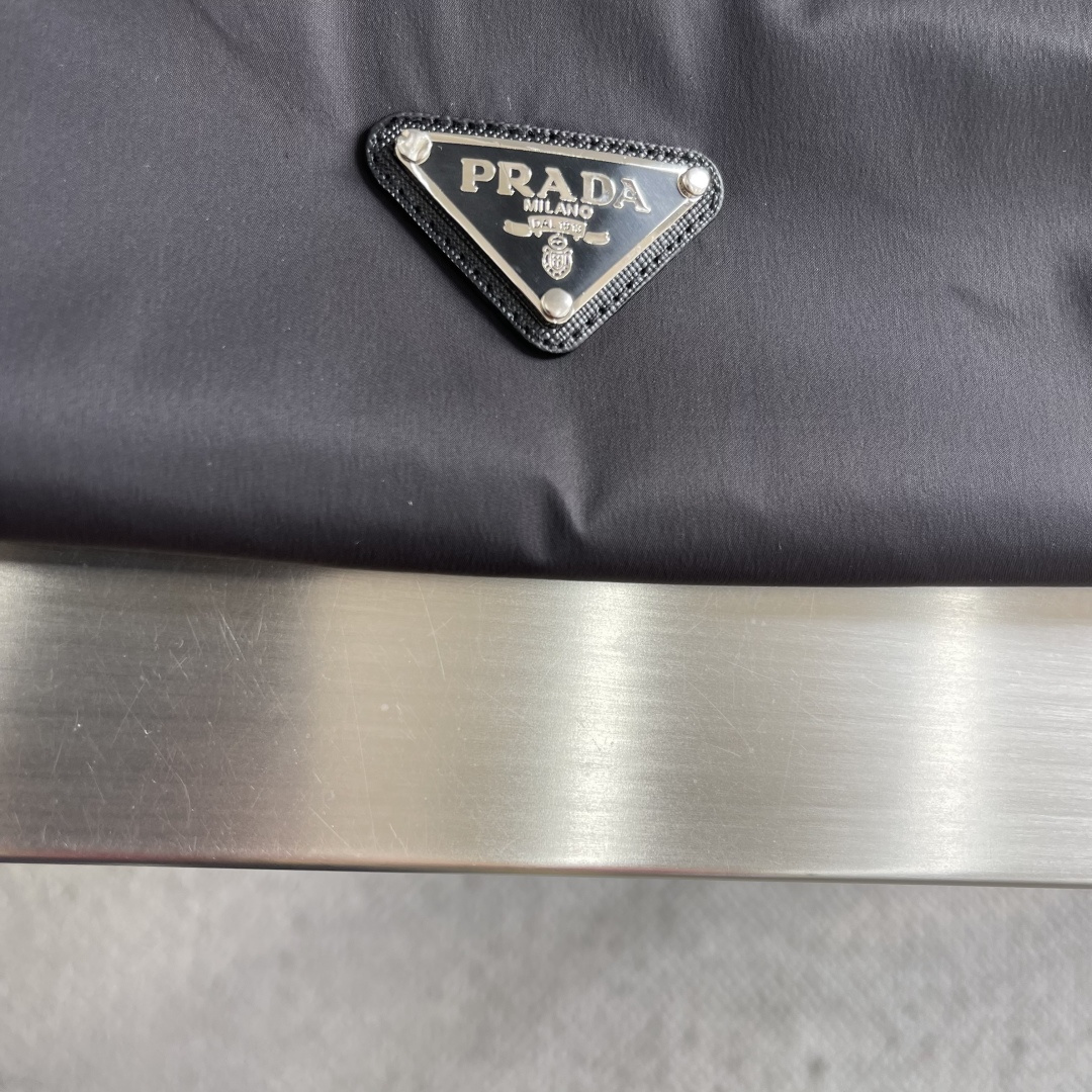 -2026年春款上新PRAD 26年春季新款夹克最新设计款品相非常完美，三标齐全出彩的设计，轻松将时髦感