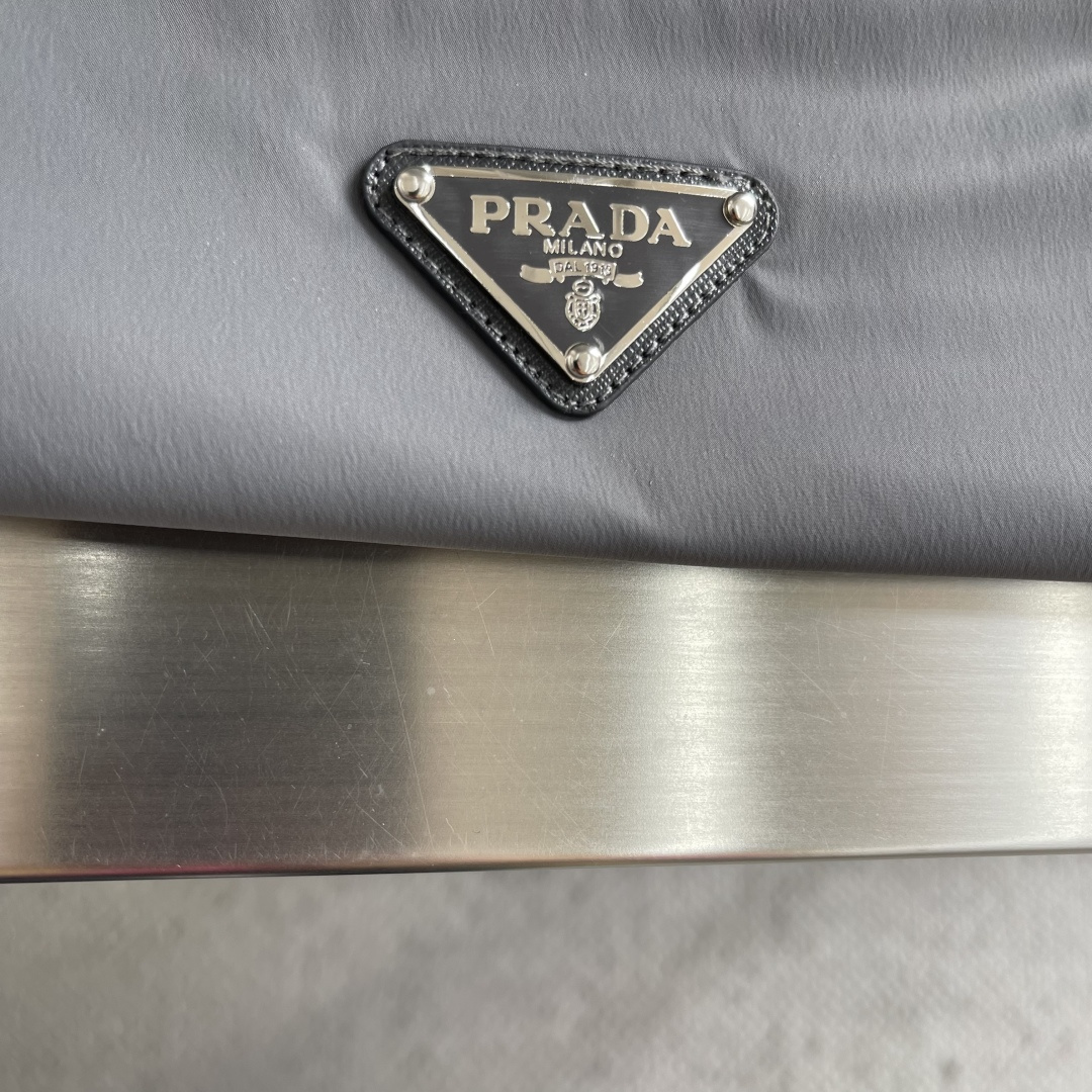 -2026年春款上新PRAD 26年春季新款夹克最新设计款品相非常完美，三标齐全出彩的设计，轻松将时髦感