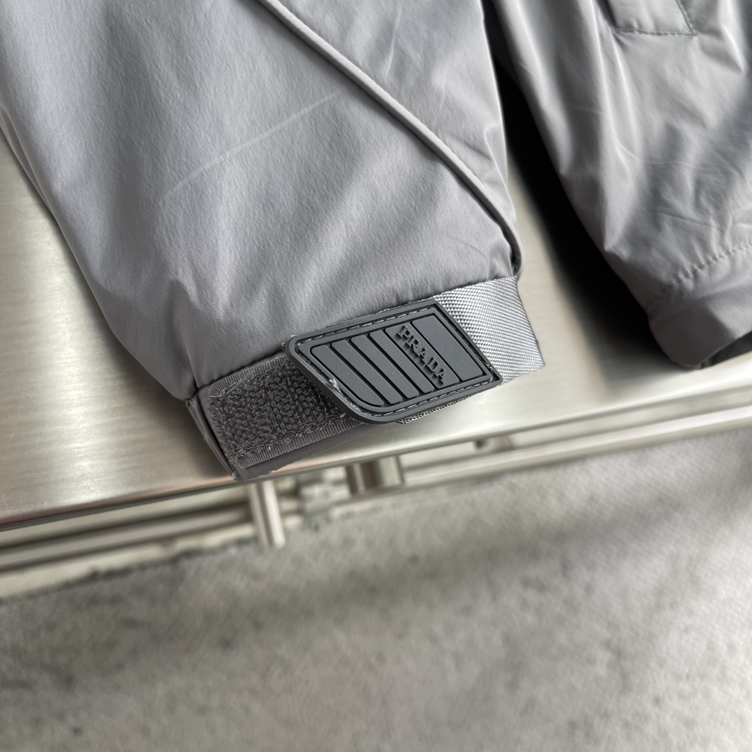 -2026年春款上新PRAD 26年春季新款夹克最新设计款品相非常完美，三标齐全出彩的设计，轻松将时髦感