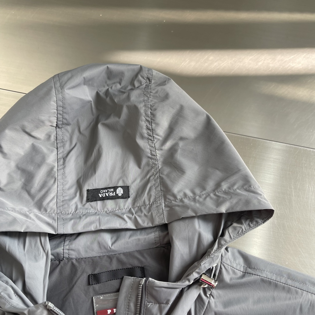 -2026年春款上新PRAD 26年春季新款夹克最新设计款品相非常完美，三标齐全出彩的设计，轻松将时髦感