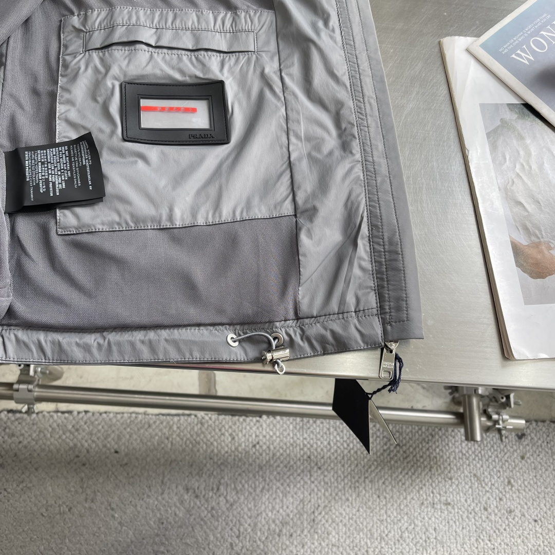 -2026年春款上新PRAD 26年春季新款夹克最新设计款品相非常完美，三标齐全出彩的设计，轻松将时髦感