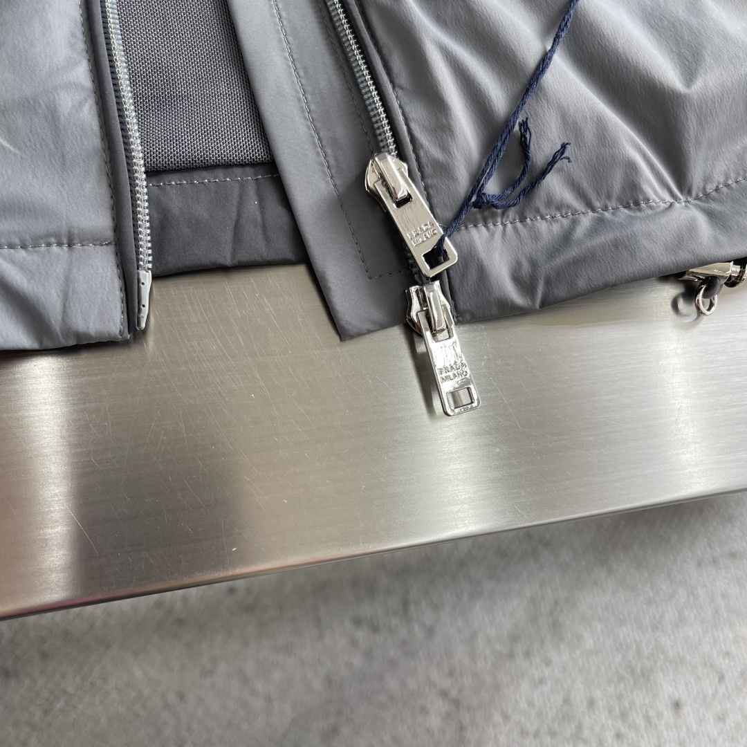 -2026年春款上新PRAD 26年春季新款夹克最新设计款品相非常完美，三标齐全出彩的设计，轻松将时髦感