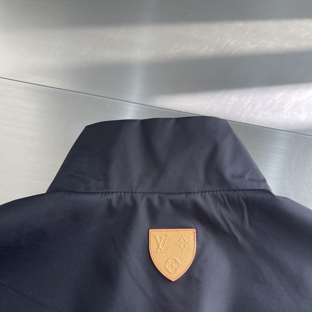 -驴牌 26年春季新款夹克立领拼接logo印花，时尚潮流必需品！上身效果无需多言！面料柔软舒适，搭配原版