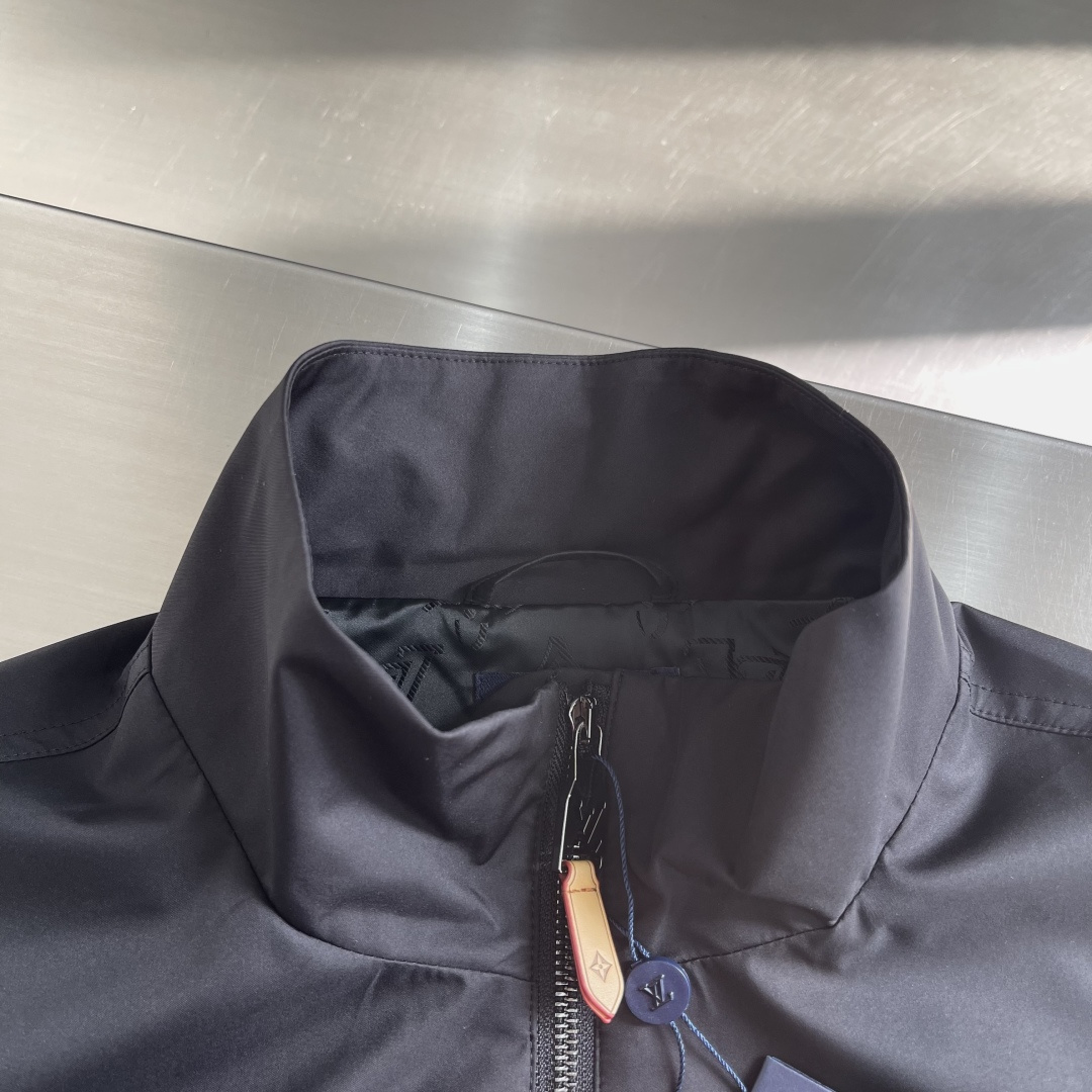 -驴牌 26年春季新款夹克立领拼接logo印花，时尚潮流必需品！上身效果无需多言！面料柔软舒适，搭配原版