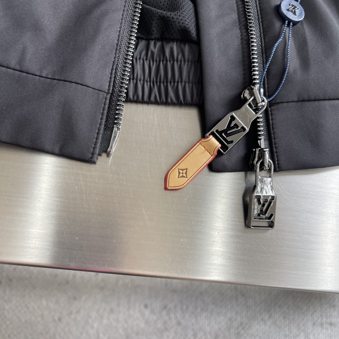 -驴牌 26年春季新款夹克立领拼接logo印花，时尚潮流必需品！上身效果无需多言！面料柔软舒适，搭配原版