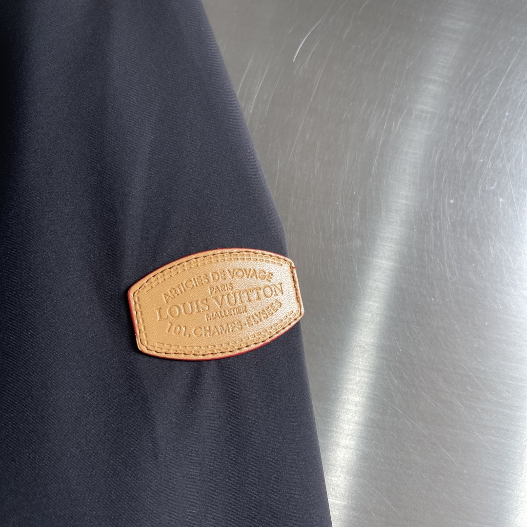 -驴牌 26年春季新款夹克立领拼接logo印花，时尚潮流必需品！上身效果无需多言！面料柔软舒适，搭配原版