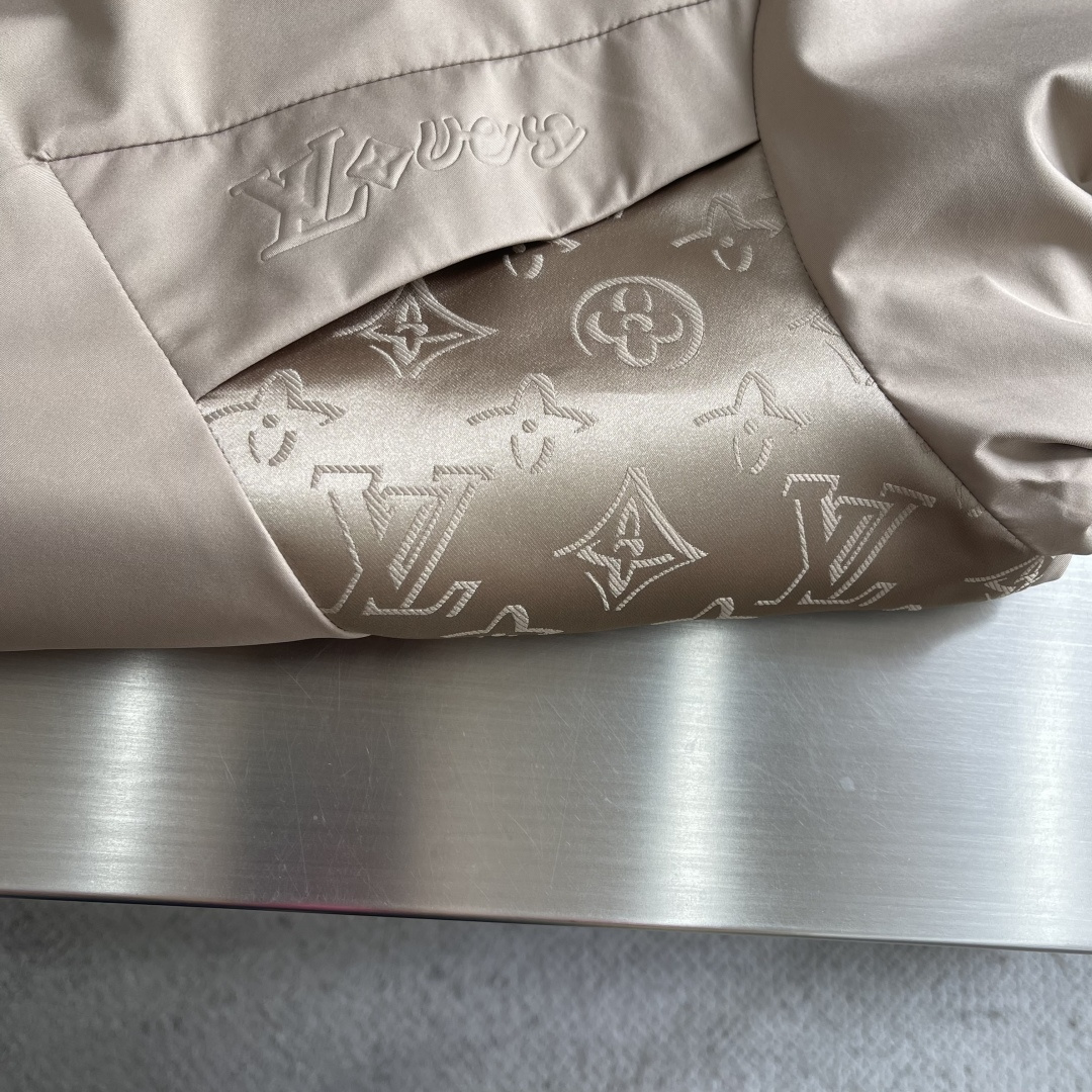 -驴牌 26年春季新款夹克立领拼接logo印花，时尚潮流必需品！上身效果无需多言！面料柔软舒适，搭配原版