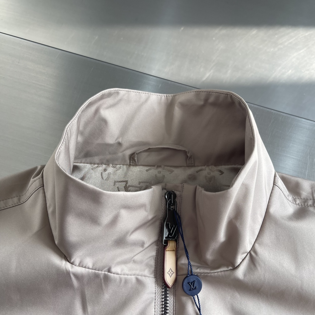 -驴牌 26年春季新款夹克立领拼接logo印花，时尚潮流必需品！上身效果无需多言！面料柔软舒适，搭配原版